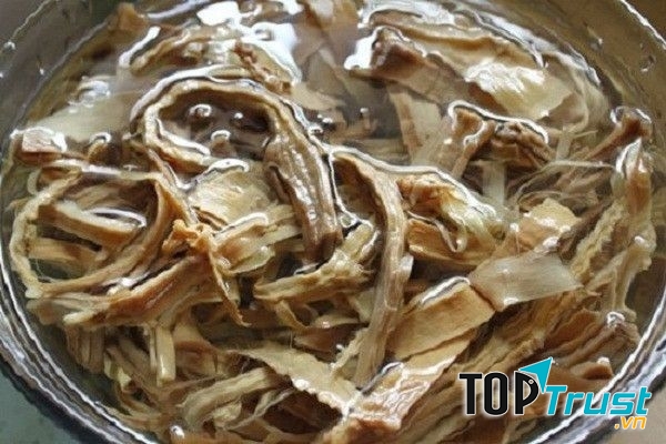 Măng khô ngâm nước gạo để mau nở