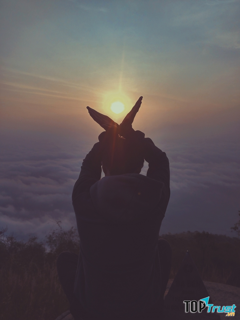 Ngắm mặt trời lặn sau chân mây