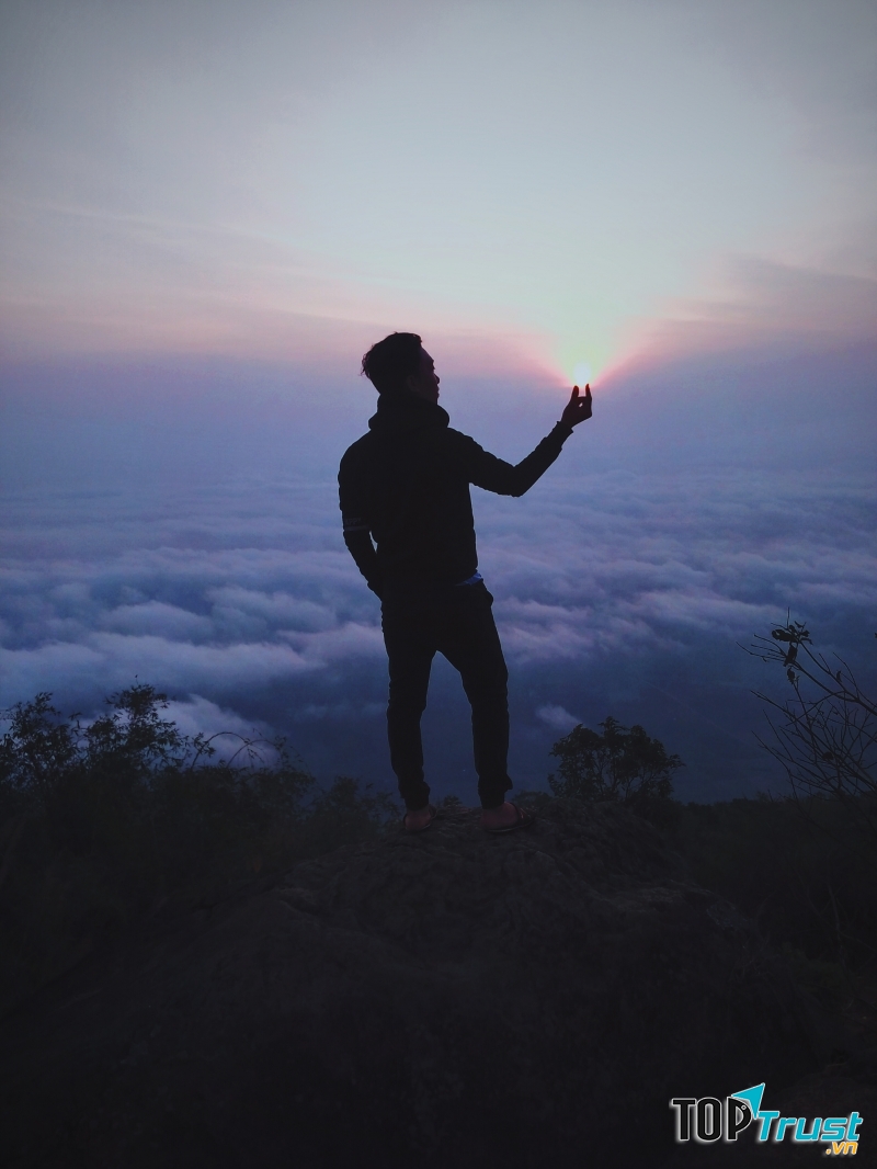 Mặt trời lặn sát bên mình