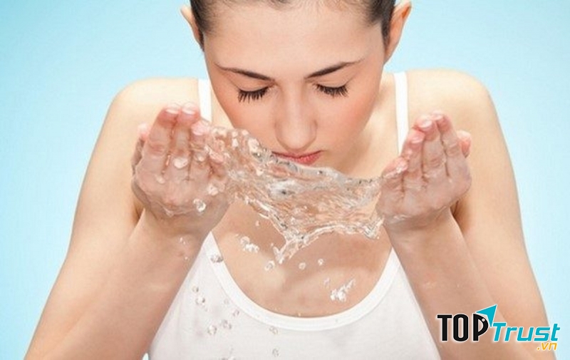 Ngâm mặt vào nước lạnh