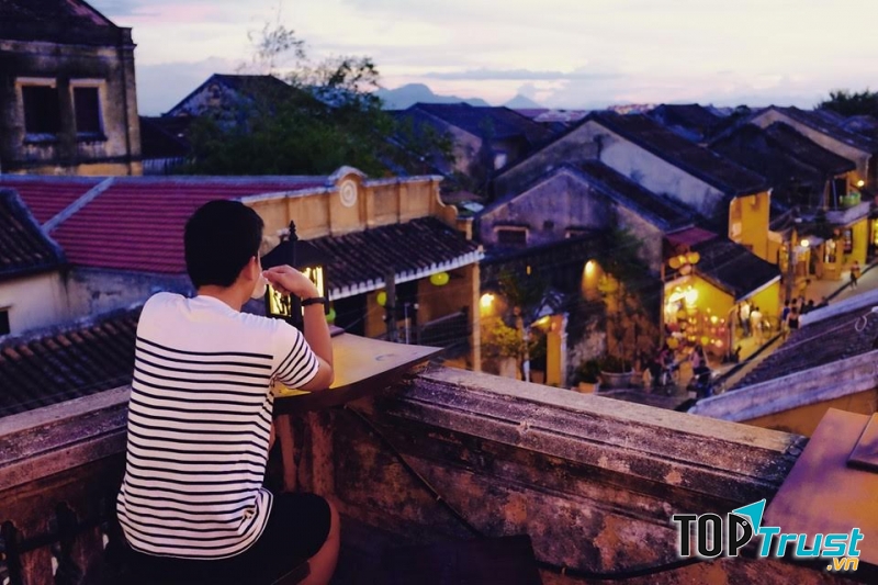 Nhâm nhi tách cà phê và ngắm phố cổ từ trên cao