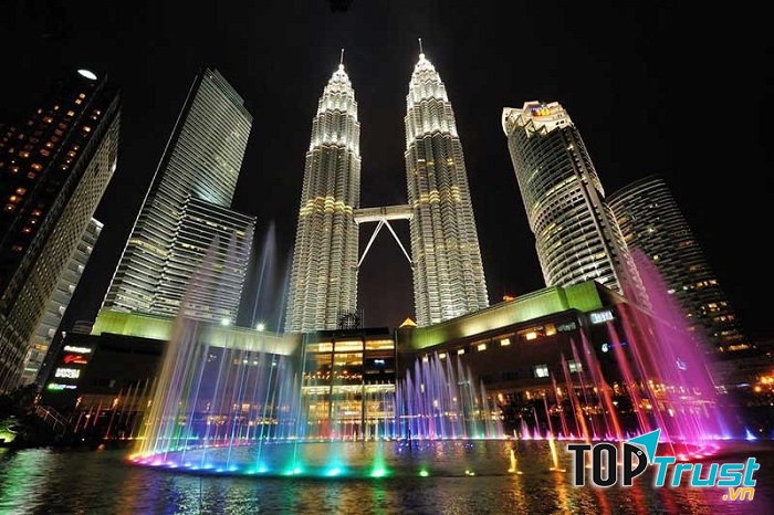 Tòa tháp đôi Petronas lung linh về đêm