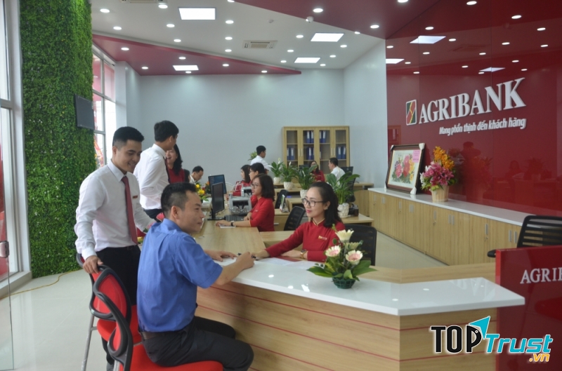 Agribank là ngân hàng lớn nhất Việt Nam cả về vốn, tài sản, đội ngũ cán bộ nhân viên, mạng lưới hoạt động và số lượng khách hàng.