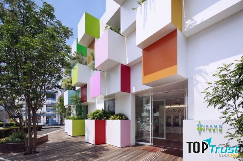 Tòa nhà tạo thành từ các khối vuông rực rỡ 7 sắc cầu vồng