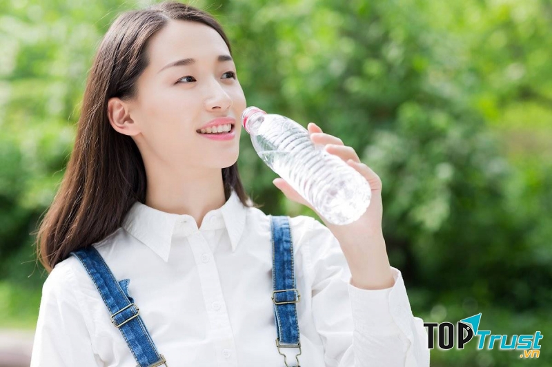 Uống đủ nước ngăn ngừa sỏi thận