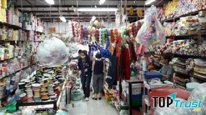 Bên trong cửa hàng với rất nhiều mặt hàng