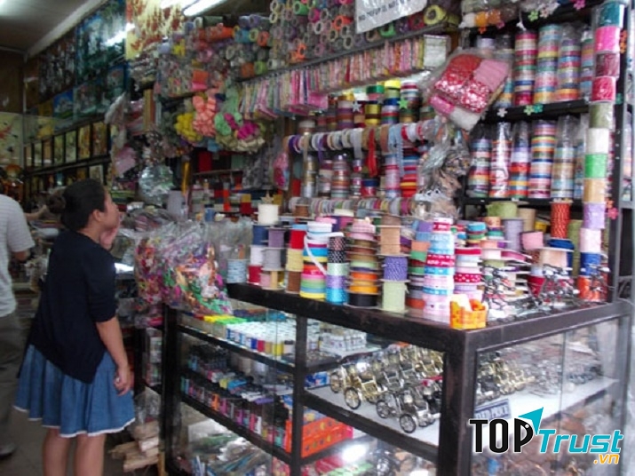 Một góc bên ngoài cửa hàng rực rỡ sắc màu