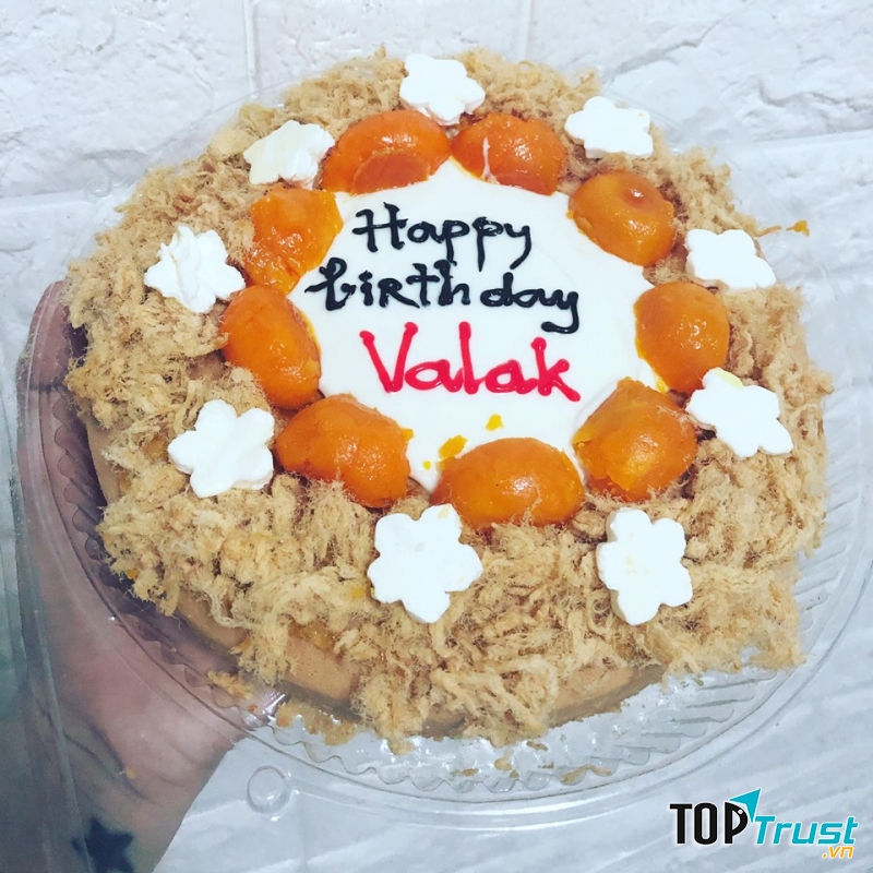 Bông lan trứng muối nhà Ngân Văn có phần đế bánh tơi xốp, mềm mịn, thơm mùi trứng, phần trứng muối bên trên tròn đỏ,