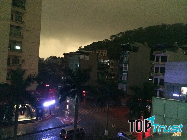 Ngày bỗng hóa thành đêm ở Hạ Long