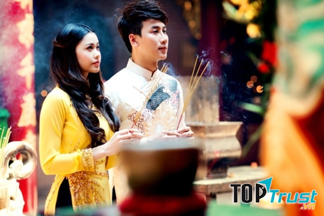 Đôi trẻ đi lễ chùa đầu năm.