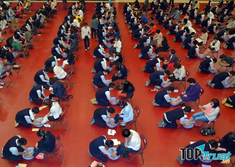 Theo quan niêm người Việt ngày Tết là ngày con người bày tỏ lòng biết ơn đối với người có ơn với mình . Đó là ông bà, cha mẹ, thầy cô,...
