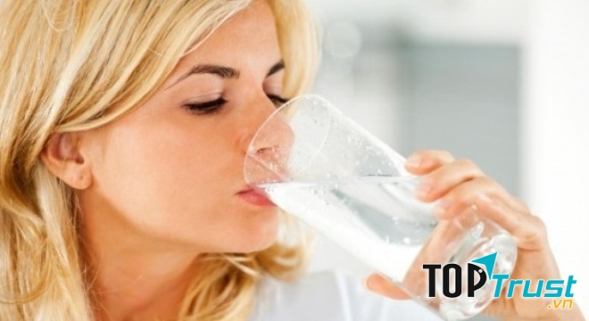 Ngày hè bạn nên uống nước đầy đủ