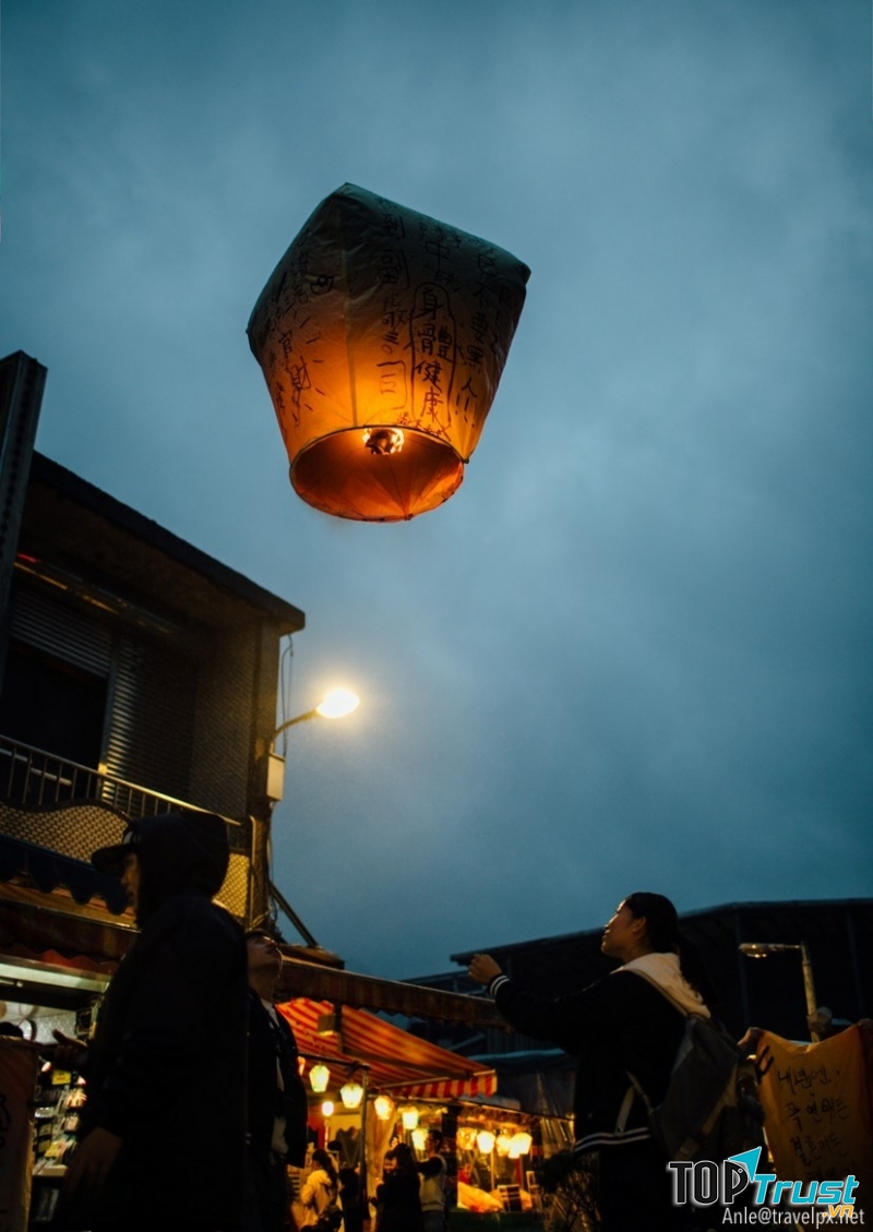 Ngày hội thả thiên đăng về trời