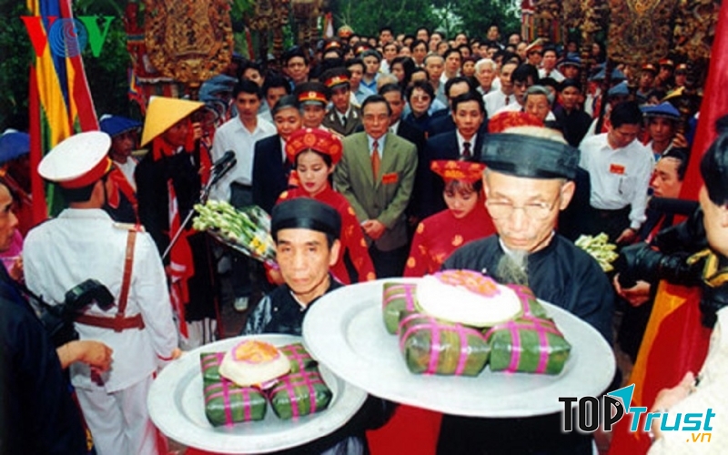 Trên bàn thờ của người Việt ngày Tết luôn đầy ắp bánh mứt, trái cây , xôi thịt để bày tỏ lòng tưởng nhớ tới người đã mất