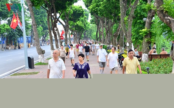 Trên vỉa hè, mọi người đi bộ tập thể dục thật khỏe khoắn.