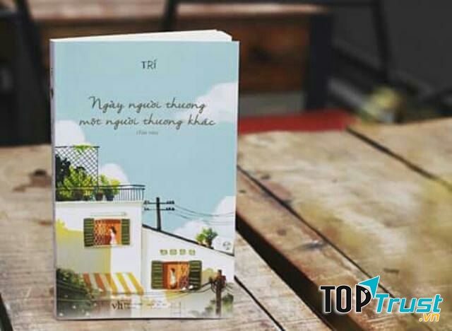 Bìa sách ngày người thương một người thương khác cũng trong veo thuần khiết như chính những dòng cảm xúc của tác giả.