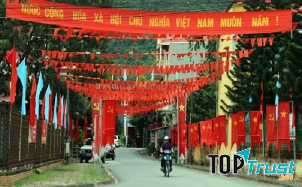 Những lá cờ Tổ quốc được treo cao trên mái ngói đỏ tươi, bay phấp phới giữa bầu trời tạo nên không khí vui tươi, phấn khởi.