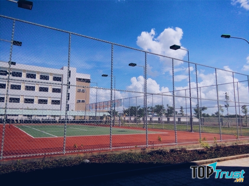 Chiếc ôm dưới mái trường thân thương sẽ trở thành kỉ niệm