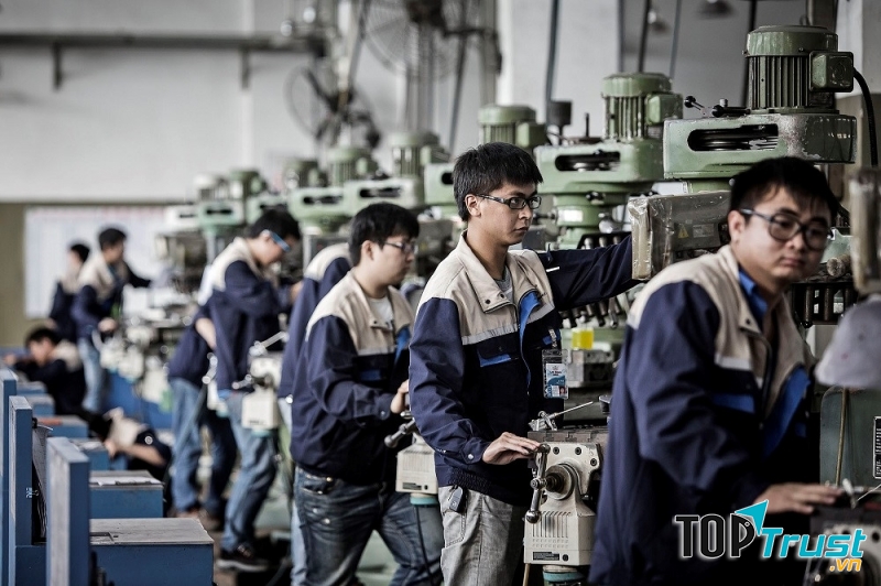 Công nhân làm việc theo dây chuyền