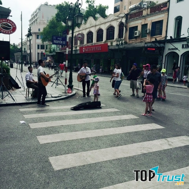 Nghe nhạc đường phố