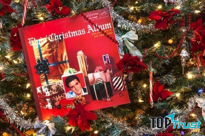 Nghe nhạc giáng sinh.