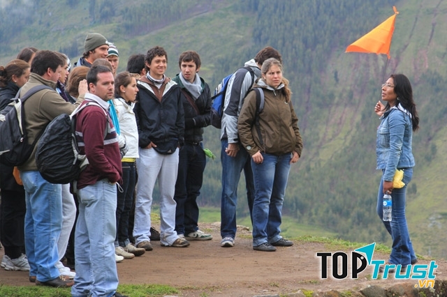 Nghe theo sự chỉ dẫn của hướng dẫn viên