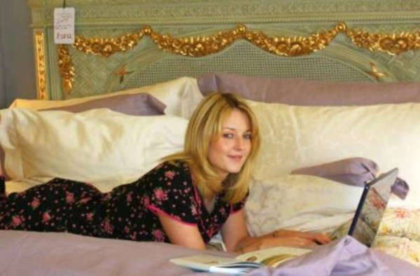 Người làm nghề này kiếm được 2000 USD/tháng để hàng ngày ngủ trên những chiếc giường mới thiết kế.