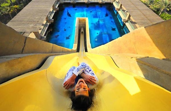 Thử ống trượt nước ở các khu nghỉ dưỡng là một trong những nghề tuyệt vời.