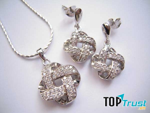 Các thiết kế trang sức bạc rất phong phú, đa dạng và được chế tác tinh xảo không thua kém các loại trang sức khác.