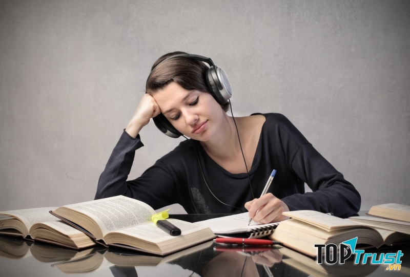 Nghe các bài hát tiếng Anh cũng là một cách để các bạn trau dồi kĩ năng nghe của mình