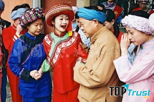 Tiếng khóc được người dân Tujia quan niệm rằng đó là cách thể hiện niềm vui và tình yêu sâu sắc