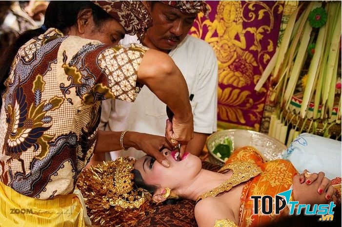 Nghi lễ mài răng của người dân ở Bali