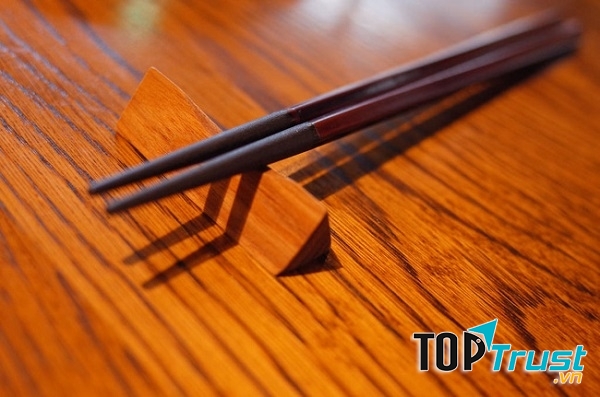 Nghich đũa khi ăn