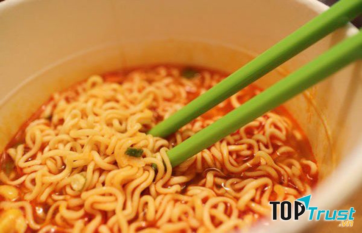 Ngộ nhận: Ăn mì (hoặc bất kỳ thực phẩm nào) trước khi đi ngủ để giảm say