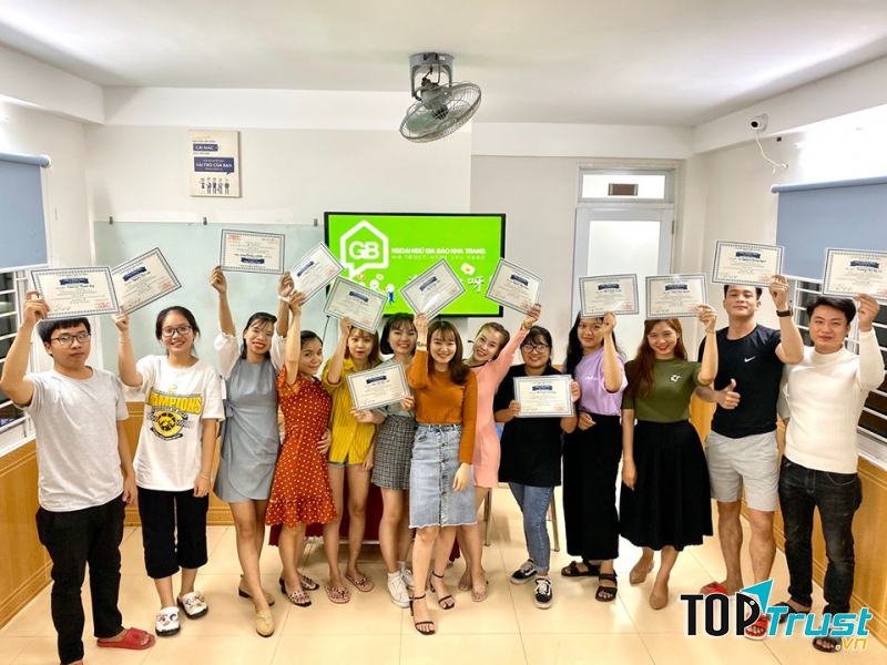 Học viên nhận chứng chỉ sau khi hoàn thành khóa học