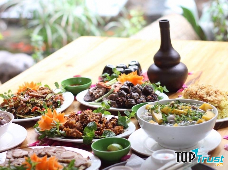 Ngoại Ô quán khiến thực khách say mê với những đặc sản dân tộc hết sức dân dã.