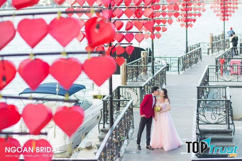 Cầu tình yêu Đà Nẵng - Photo by Ngoan Bridal