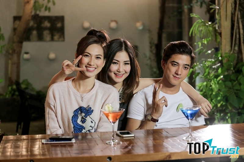 Hương Tràm cùng hai diễn viên chính trong MV Ngốc