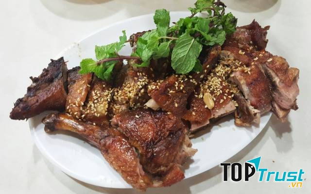 Vịt nướng là một trong những món ăn nhanh hết hàng nhất tại quán