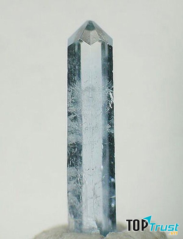 Jeremejev là tinh thể màu lam thuần khiết