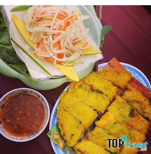 Bánh dạng vừa với mức giá siêu dễ chịu nhưng phần nhân vẫn rất được chăm chút, nhân khá đầy đặn có đủ thịt và giá, đậu xanh