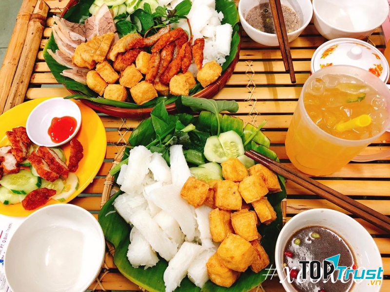 Điểm cộng của quán Ngọc Hà là ﻿bún lá gắp không bị bể vụn, đậu chiên giòn nóng hổi, đậu khá béo và thơm, chả cốm đúng gốc bắc