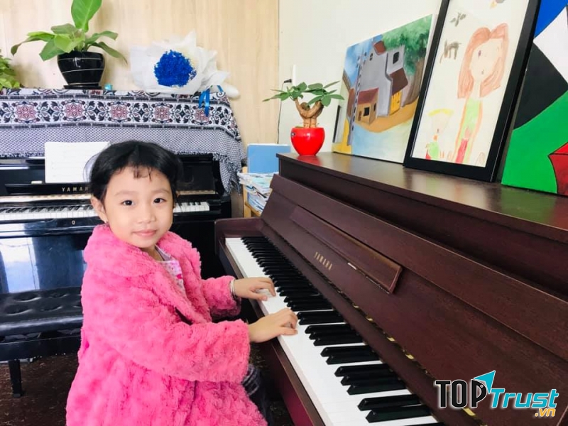 Các bé thực hành piano