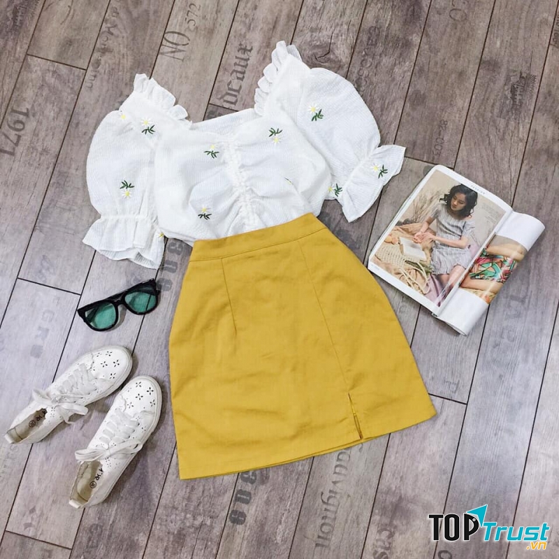 nếu bạn yêu thích phong cách thời trang dịu dàng, đáng yêu, đúng chuẩn của các cô nàng bánh bèo, vậy thì có thể tìm thấy dễ dàng các set đồ như thế tại địa chỉ Ngọc Oanh Boutique