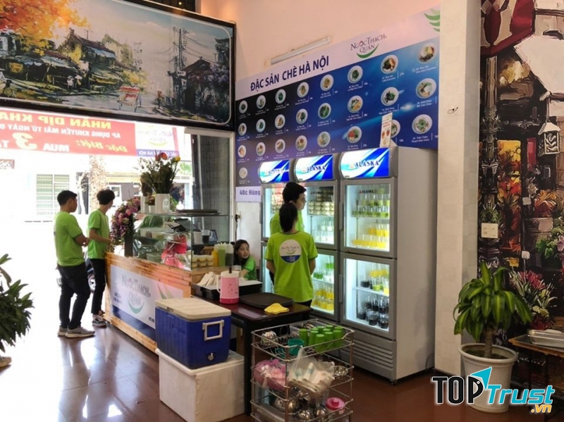 Không gian quán rộng rãi, sạch sẽ