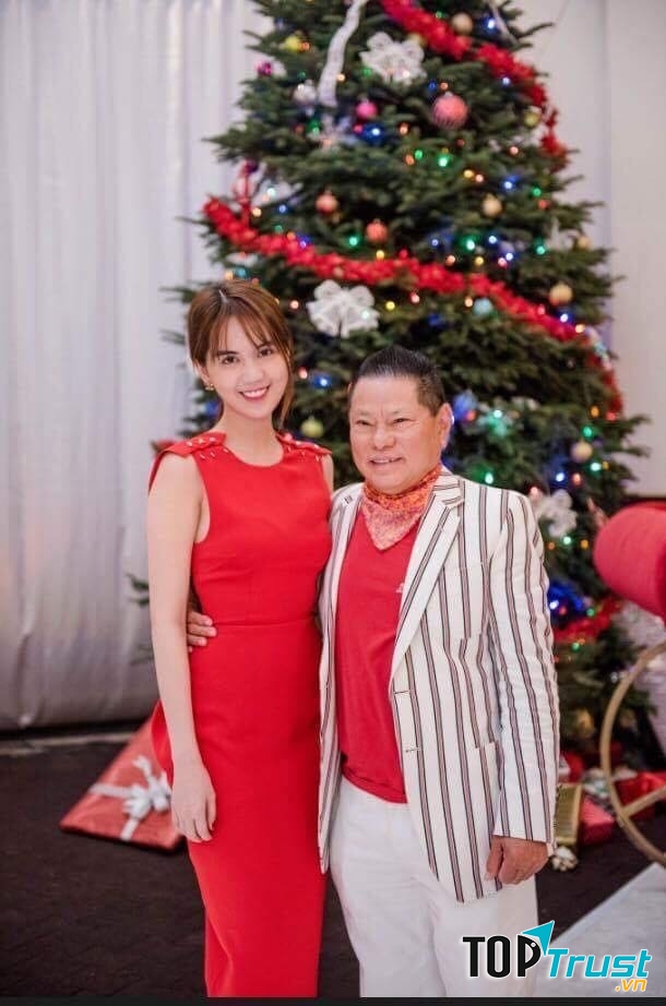 Ngọc Trinh và Hoàng Kiều diện áo đôi đón Giáng sinh