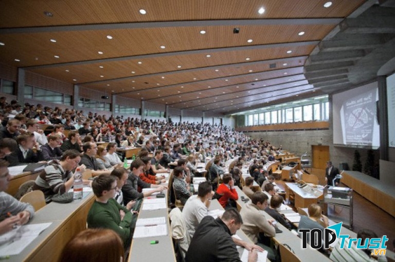 Ngồi bàn đầu tốt hơn bàn cuối