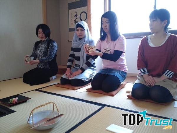 Ngồi quỳ trên đầu gối là cách ngồi truyền thống của Nhật