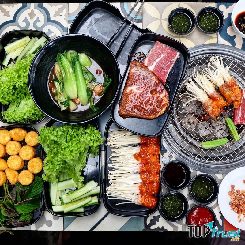 Các loại thịt nướng đều được tẩm ướp với gia vị rất đậm và ngon khác với các cửa hàng nướng khá