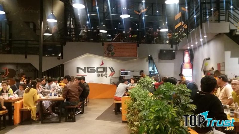 Ngói BBQ được thiết kế khá sang trọng và thoáng đãng, phù hợp với các loại món nướng với khói nghi ngút.